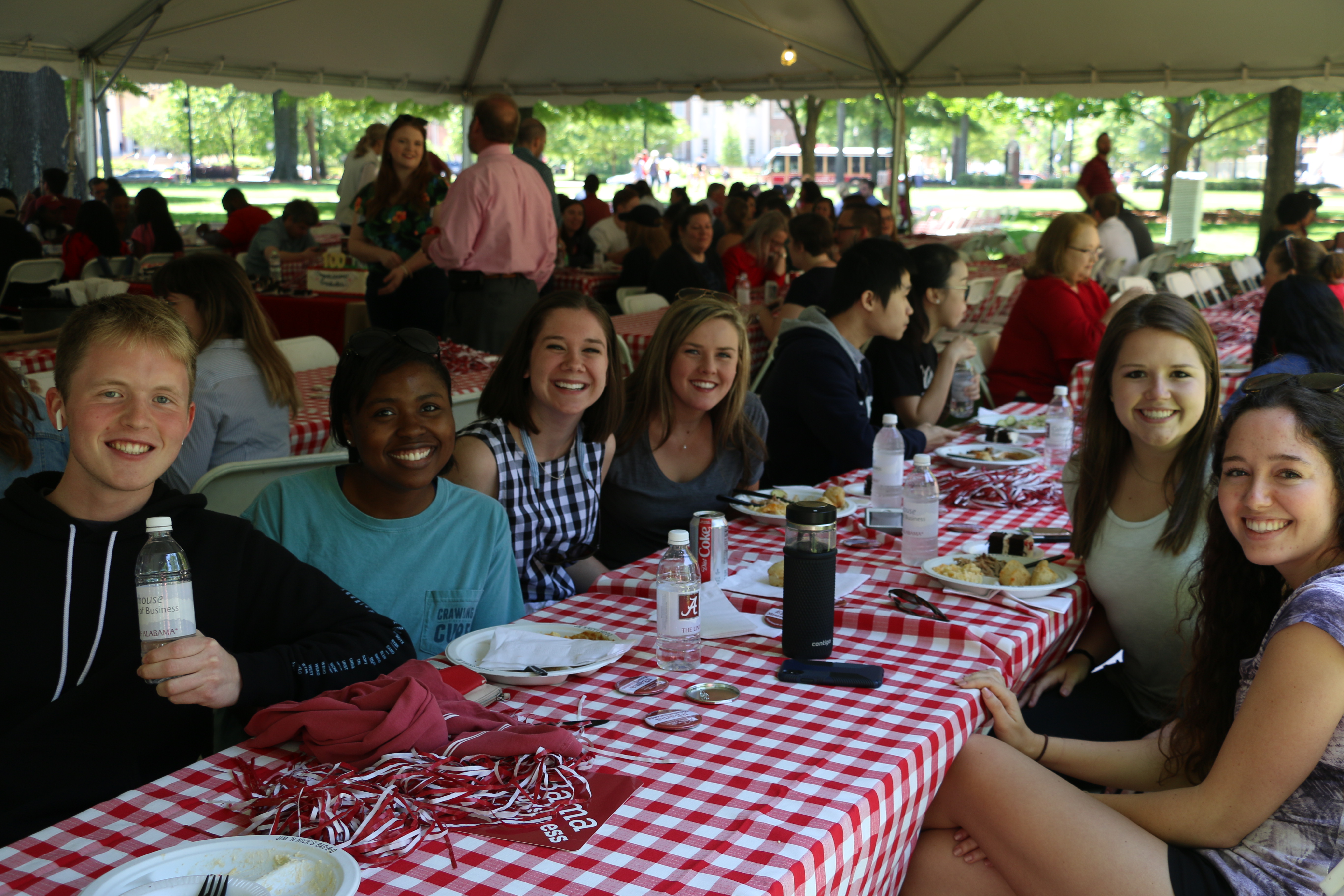 students eating lunch at a picnic table